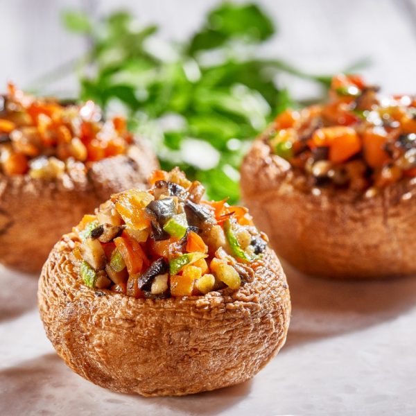 Шляпки шампиньонов фаршированные овощами